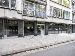 Dit commercieel handelspand met centrale ligging heeft een oppervlakte van 236m² en een etalage breedte van 15 m.
Het handelspand is ingedeeld in verschillende ruimtes/ kantoren/ burelen door verschillende raampartijen en is multifunctioneel.
Er is