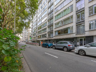 Dit commercieel handelspand met centrale ligging heeft een oppervlakte van 236m² en een etalage breedte van 15 m.
Het handelspand is ingedeeld in verschillende ruimtes/ kantoren/ burelen door verschillende raampartijen en is multifunctioneel.
Er is