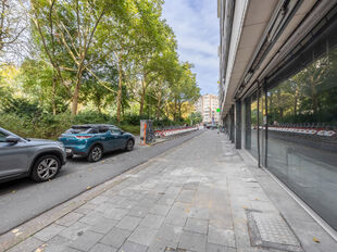 Dit commercieel handelspand met centrale ligging heeft een oppervlakte van 236m² en een etalage breedte van 15 m.
Het handelspand is ingedeeld in verschillende ruimtes/ kantoren/ burelen door verschillende raampartijen en is multifunctioneel.
Er is