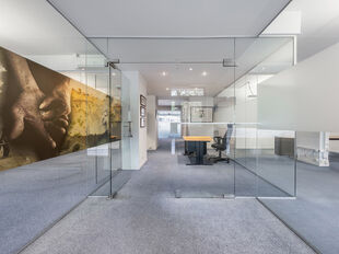 Dit commercieel handelspand met centrale ligging heeft een oppervlakte van 236m² en een etalage breedte van 15 m.
Het handelspand is ingedeeld in verschillende ruimtes/ kantoren/ burelen door verschillende raampartijen en is multifunctioneel.
Er is