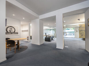 Dit commercieel handelspand met centrale ligging heeft een oppervlakte van 236m² en een etalage breedte van 15 m.
Het handelspand is ingedeeld in verschillende ruimtes/ kantoren/ burelen door verschillende raampartijen en is multifunctioneel.
Er is