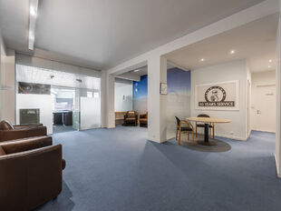 Dit commercieel handelspand met centrale ligging heeft een oppervlakte van 236m² en een etalage breedte van 15 m.
Het handelspand is ingedeeld in verschillende ruimtes/ kantoren/ burelen door verschillende raampartijen en is multifunctioneel.
Er is