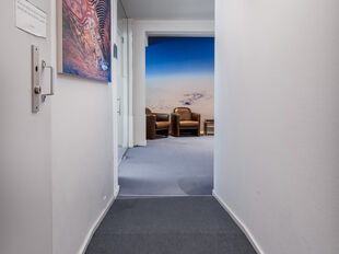 Dit commercieel handelspand met centrale ligging heeft een oppervlakte van 236m² en een etalage breedte van 15 m.
Het handelspand is ingedeeld in verschillende ruimtes/ kantoren/ burelen door verschillende raampartijen en is multifunctioneel.
Er is