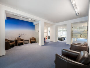 Dit commercieel handelspand met centrale ligging heeft een oppervlakte van 236m² en een etalage breedte van 15 m.
Het handelspand is ingedeeld in verschillende ruimtes/ kantoren/ burelen door verschillende raampartijen en is multifunctioneel.
Er is