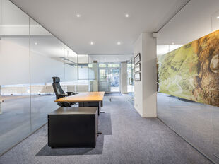 Dit commercieel handelspand met centrale ligging heeft een oppervlakte van 236m² en een etalage breedte van 15 m.
Het handelspand is ingedeeld in verschillende ruimtes/ kantoren/ burelen door verschillende raampartijen en is multifunctioneel.
Er is