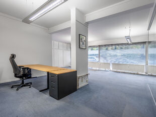 Dit commercieel handelspand met centrale ligging heeft een oppervlakte van 236m² en een etalage breedte van 15 m.
Het handelspand is ingedeeld in verschillende ruimtes/ kantoren/ burelen door verschillende raampartijen en is multifunctioneel.
Er is