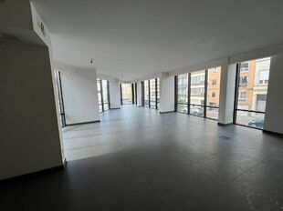 Op een perfecte locatie, vlakbij het station en met een vlotte verbinding naar de op- en afrit van de E19, bevindt zich deze nieuwe en hoogwaardig horizontaal afgewerkte kantoorruimte van ca. 96 m&sup2;.

Via de lift bereikt u rechtstreeks het kantoor vanuit 