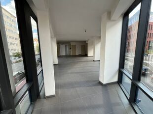 Op een perfecte locatie, vlakbij het station en met een vlotte verbinding naar de op- en afrit van de E19, bevindt zich deze nieuwe en hoogwaardig horizontaal afgewerkte kantoorruimte van ca. 96 m&sup2;.

Via de lift bereikt u rechtstreeks het kantoor vanuit 