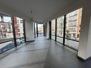 Op een perfecte locatie, vlakbij het station en met een vlotte verbinding naar de op- en afrit van de E19, bevindt zich deze nieuwe en hoogwaardig horizontaal afgewerkte kantoorruimte van ca. 96 m&sup2;.

Via de lift bereikt u rechtstreeks het kantoor vanuit 