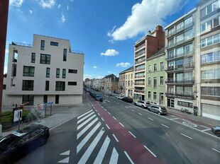 Op een perfecte locatie, vlakbij het station en met een vlotte verbinding naar de op- en afrit van de E19, bevindt zich deze nieuwe en hoogwaardig horizontaal afgewerkte kantoorruimte van ca. 96 m&sup2;.

Via de lift bereikt u rechtstreeks het kantoor vanuit 