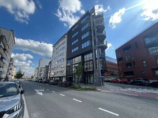 Op een perfecte locatie, vlakbij het station en met een vlotte verbinding naar de op- en afrit van de E19, bevindt zich deze nieuwe en hoogwaardig horizontaal afgewerkte kantoorruimte van ca. 96 m&sup2;.

Via de lift bereikt u rechtstreeks het kantoor vanuit 