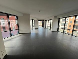 Op een perfecte locatie, vlakbij het station en met een vlotte verbinding naar de op- en afrit van de E19, bevindt zich deze nieuwe en hoogwaardig horizontaal afgewerkte kantoorruimte van ca. 96 m&sup2;.

Via de lift bereikt u rechtstreeks het kantoor vanuit 