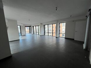 Op een perfecte locatie, vlakbij het station en met een vlotte verbinding naar de op- en afrit van de E19, bevindt zich deze nieuwe en hoogwaardig horizontaal afgewerkte kantoorruimte van ca. 96 m&sup2;.

Via de lift bereikt u rechtstreeks het kantoor vanuit 