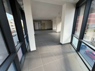 Op een perfecte locatie, vlakbij het station en met een vlotte verbinding naar de op- en afrit van de E19, bevindt zich deze nieuwe en hoogwaardig horizontaal afgewerkte kantoorruimte van ca. 96 m&sup2;.

Via de lift bereikt u rechtstreeks het kantoor vanuit 