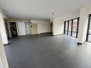Op een perfecte locatie, vlakbij het station en met een vlotte verbinding naar de op- en afrit van de E19, bevindt zich deze nieuwe en hoogwaardig horizontaal afgewerkte kantoorruimte van ca. 96 m&sup2;.

Via de lift bereikt u rechtstreeks het kantoor vanuit 