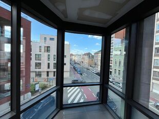 Op een perfecte locatie, vlakbij het station en met een vlotte verbinding naar de op- en afrit van de E19, bevindt zich deze nieuwe en hoogwaardig horizontaal afgewerkte kantoorruimte van ca. 96 m&sup2;.

Via de lift bereikt u rechtstreeks het kantoor vanuit 