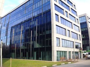 Aan de Posthofbrug te Antwerpen (Berchem) bevindt zich een moderne en representatieve kantorensite op een zichtlocatie langs de Antwerpse Ring.
De site omvat vier eigentijdse kantoorgebouwen van elk ca. 6.682 m&sup2;, gelegen in een groene en aangename omgevi