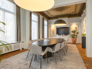 Op een uitzonderlijke topligging in het centrum van Mechelen, aan de Lange Nieuwstraat 1, bevindt zich dit prestigieuze kantoorgebouw in neoclassicistische stijl.&nbsp;

Het gebouw beschikt over een totale oppervlakte van ca. 575 m&sup2;, verdeeld over drie verdi