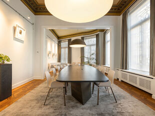 Op een uitzonderlijke topligging in het centrum van Mechelen, aan de Lange Nieuwstraat 1, bevindt zich dit prestigieuze kantoorgebouw in neoclassicistische stijl.&nbsp;

Het gebouw beschikt over een totale oppervlakte van ca. 575 m&sup2;, verdeeld over drie verdi