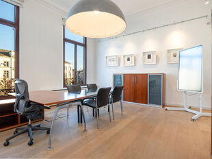 Op een uitzonderlijke topligging in het centrum van Mechelen, aan de Lange Nieuwstraat 1, bevindt zich dit prestigieuze kantoorgebouw in neoclassicistische stijl.&nbsp;

Het gebouw beschikt over een totale oppervlakte van ca. 575 m&sup2;, verdeeld over drie verdi