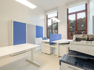 Op een uitzonderlijke topligging in het centrum van Mechelen, aan de Lange Nieuwstraat 1, bevindt zich dit prestigieuze kantoorgebouw in neoclassicistische stijl.&nbsp;

Het gebouw beschikt over een totale oppervlakte van ca. 575 m&sup2;, verdeeld over drie verdi