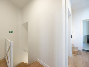 Op een uitzonderlijke topligging in het centrum van Mechelen, aan de Lange Nieuwstraat 1, bevindt zich dit prestigieuze kantoorgebouw in neoclassicistische stijl.&nbsp;

Het gebouw beschikt over een totale oppervlakte van ca. 575 m&sup2;, verdeeld over drie verdi