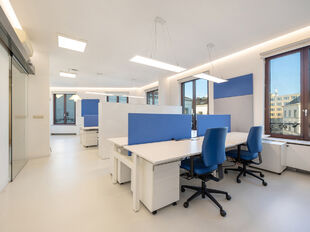 Op een uitzonderlijke topligging in het centrum van Mechelen, aan de Lange Nieuwstraat 1, bevindt zich dit prestigieuze kantoorgebouw in neoclassicistische stijl.&nbsp;

Het gebouw beschikt over een totale oppervlakte van ca. 575 m&sup2;, verdeeld over drie verdi