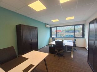 Kantoorgebouw te koop in Aartselaar