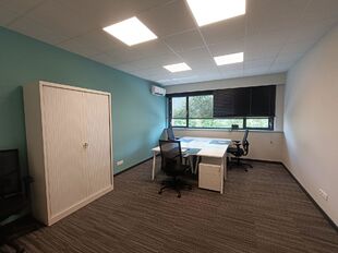 Kantoorgebouw te koop in Aartselaar