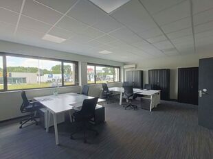 Kantoorgebouw te koop in Aartselaar