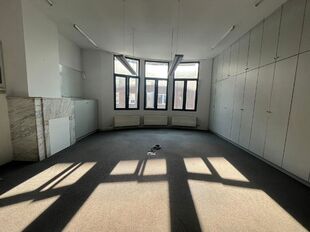 Kantoorgebouw te koop in Antwerpen Merksem