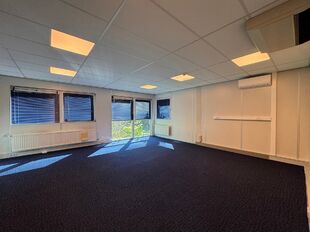 Kantoorgebouw te koop in Hoogstraten