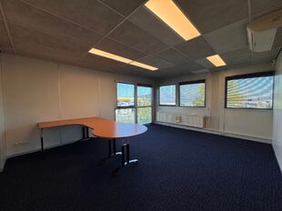 Kantoorgebouw te koop in Hoogstraten