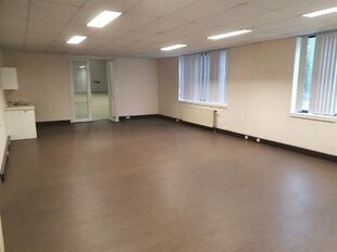 Het betreft de verhuur van een representatieve KMO-unit op een zeer centrale locatie te Aartselaar, met een vlotte verbinding naar de A12.
De unit omvat ca. 730 m², bestaande uit 430 m² opslagruimte met mezzanine en 300 m² kantoorruimte. De unit heef