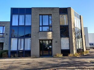 Het betreft de verhuur van een representatieve KMO-unit op een zeer centrale locatie te Aartselaar, met een vlotte verbinding naar de A12.
De unit omvat ca. 730 m², bestaande uit 430 m² opslagruimte met mezzanine en 300 m² kantoorruimte. De unit heef