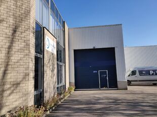 Het betreft de verhuur van een representatieve KMO-unit op een zeer centrale locatie te Aartselaar, met een vlotte verbinding naar de A12.
De unit omvat ca. 730 m², bestaande uit 430 m² opslagruimte met mezzanine en 300 m² kantoorruimte. De unit heef