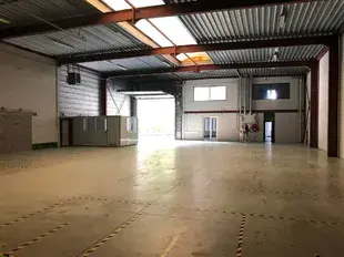 Het betreft de verhuur van een representatieve KMO-unit op een zeer centrale locatie te Aartselaar, met een vlotte verbinding naar de A12.
De unit omvat ca. 730 m², bestaande uit 430 m² opslagruimte met mezzanine en 300 m² kantoorruimte. De unit heef