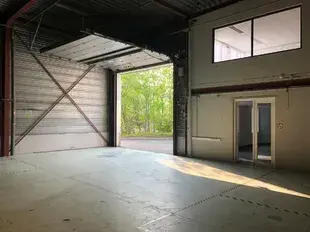 Het betreft de verhuur van een representatieve KMO-unit op een zeer centrale locatie te Aartselaar, met een vlotte verbinding naar de A12.
De unit omvat ca. 730 m², bestaande uit 430 m² opslagruimte met mezzanine en 300 m² kantoorruimte. De unit heef