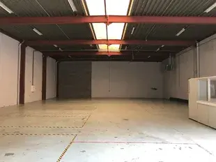 Het betreft de verhuur van een representatieve KMO-unit op een zeer centrale locatie te Aartselaar, met een vlotte verbinding naar de A12.
De unit omvat ca. 730 m², bestaande uit 430 m² opslagruimte met mezzanine en 300 m² kantoorruimte. De unit heef