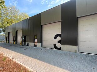 Het betreft de verhuur van een uitstekend gelegen nieuwbouw KMO-unit aan de Maccabilaan te Hoboken. Dit project ligt op een boogscheut van het centrum van Antwerpen en biedt een prima verbinding met de belangrijkste snelwegen (A12/E19/E17). 

De KMO-unit 