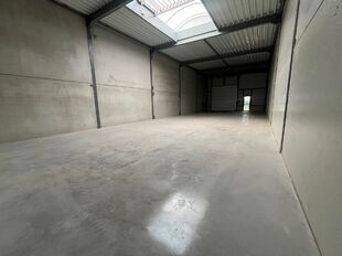Het betreft de verhuur van een uitstekend gelegen nieuwbouw KMO-unit aan de Maccabilaan te Hoboken. Dit project ligt op een boogscheut van het centrum van Antwerpen en biedt een prima verbinding met de belangrijkste snelwegen (A12/E19/E17). 

De KMO-unit 