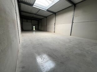 Het betreft de verhuur van een uitstekend gelegen nieuwbouw KMO-unit aan de Maccabilaan te Hoboken. Dit project ligt op een boogscheut van het centrum van Antwerpen en biedt een prima verbinding met de belangrijkste snelwegen (A12/E19/E17). 

De KMO-unit 