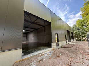 Het betreft de verhuur van een uitstekend gelegen nieuwbouw KMO-unit aan de Maccabilaan te Hoboken. Dit project ligt op een boogscheut van het centrum van Antwerpen en biedt een prima verbinding met de belangrijkste snelwegen (A12/E19/E17). 

De KMO-unit 