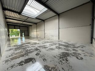 Het betreft de verhuur van een uitstekend gelegen nieuwbouw KMO-unit aan de Maccabilaan te Hoboken. Dit project ligt op een boogscheut van het centrum van Antwerpen en biedt een prima verbinding met de belangrijkste snelwegen (A12/E19/E17). 

De KMO-unit 