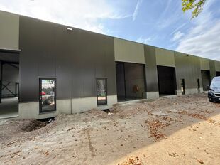 Het betreft de verhuur van een uitstekend gelegen nieuwbouw KMO-unit aan de Maccabilaan te Hoboken. Dit project ligt op een boogscheut van het centrum van Antwerpen en biedt een prima verbinding met de belangrijkste snelwegen (A12/E19/E17). 

De KMO-unit 