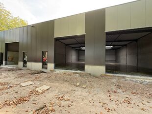 Het betreft de verhuur van een uitstekend gelegen nieuwbouw KMO-unit aan de Maccabilaan te Hoboken. Dit project ligt op een boogscheut van het centrum van Antwerpen en biedt een prima verbinding met de belangrijkste snelwegen (A12/E19/E17).
De KMO-unit