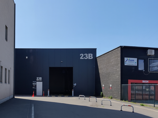 Het betreft de verhuur van een representatieve KMO-unit te Deurne. Deze heeft een oppervlakte van ca. 84 m&sup2; opslagruimte en 180 m&sup2; kantoorruimte/showroom. De unit is voorzien van verlichting, drijfkracht, een automatische sectionaalpoort en gedeeld sani