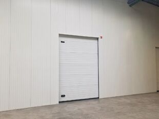 Het betreft de verhuur van een representatieve KMO-unit te Deurne. Deze heeft een oppervlakte van ca. 84 m&sup2; opslagruimte en 180 m&sup2; kantoorruimte/showroom. De unit is voorzien van verlichting, drijfkracht, een automatische sectionaalpoort en gedeeld sani