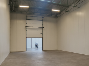 Het betreft de verhuur van een representatieve KMO-unit te Deurne. Deze heeft een oppervlakte van ca. 84 m&sup2; opslagruimte en 180 m&sup2; kantoorruimte/showroom. De unit is voorzien van verlichting, drijfkracht, een automatische sectionaalpoort en gedeeld sani