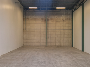 Het betreft de verhuur van een representatieve KMO-unit te Deurne. Deze heeft een oppervlakte van ca. 84 m&sup2; opslagruimte en 180 m&sup2; kantoorruimte/showroom. De unit is voorzien van verlichting, drijfkracht, een automatische sectionaalpoort en gedeeld sani